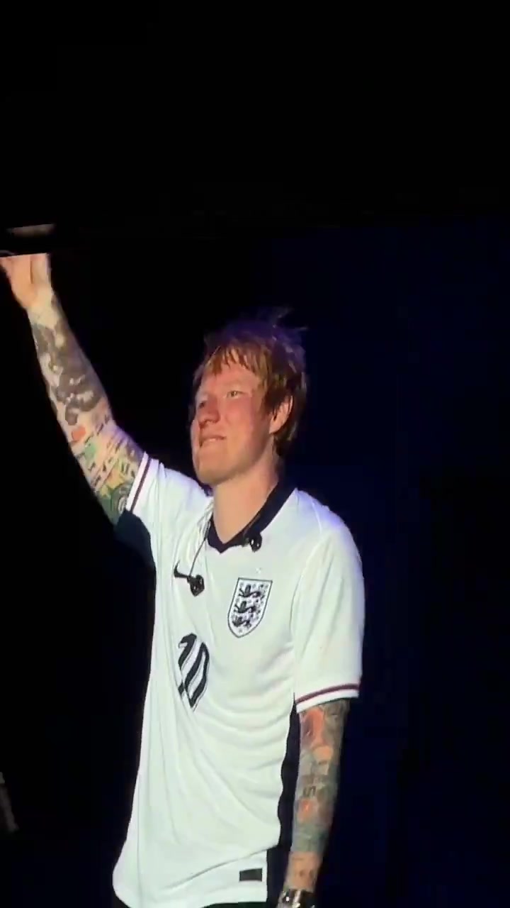 人气高！Ed Sheeran在演唱会现场穿了贝林的球衣